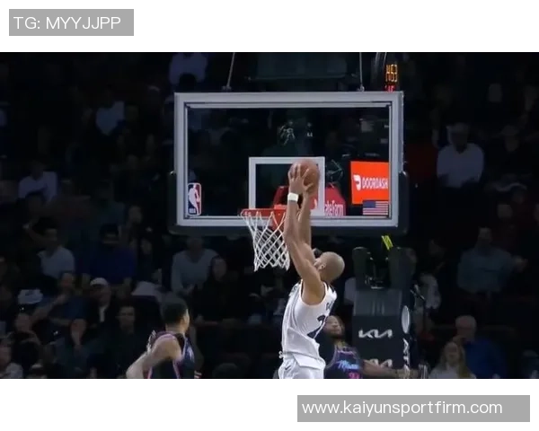 爱德华兹巧妙借掩护接球三分投篮成功实现反超局面