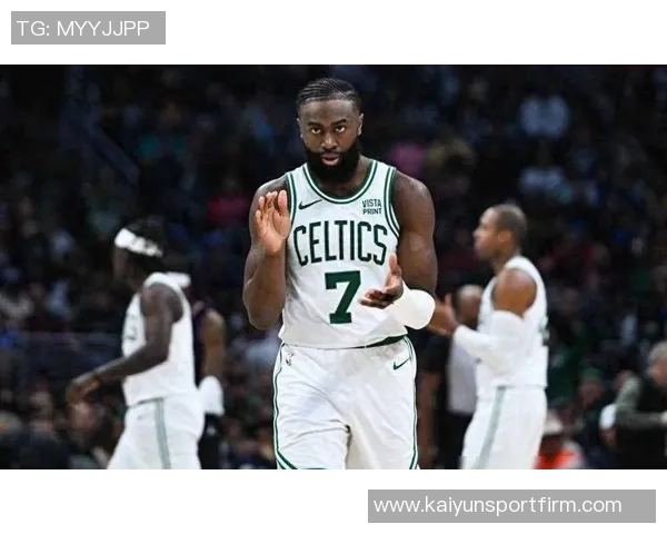 杰伦布朗弧顶三分精准回应个人得分已突破30分展现强大实力